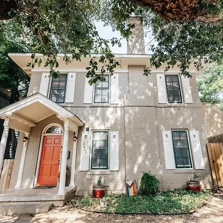 Big Group Getaway At Historic Victorian Home